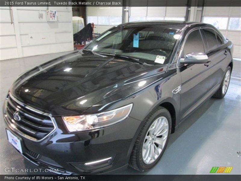Tuxedo Black Metallic / Charcoal Black 2015 Ford Taurus Limited