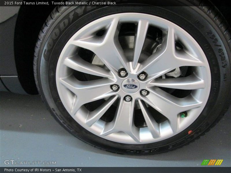 Tuxedo Black Metallic / Charcoal Black 2015 Ford Taurus Limited