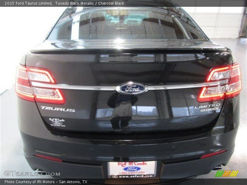 Tuxedo Black Metallic / Charcoal Black 2015 Ford Taurus Limited