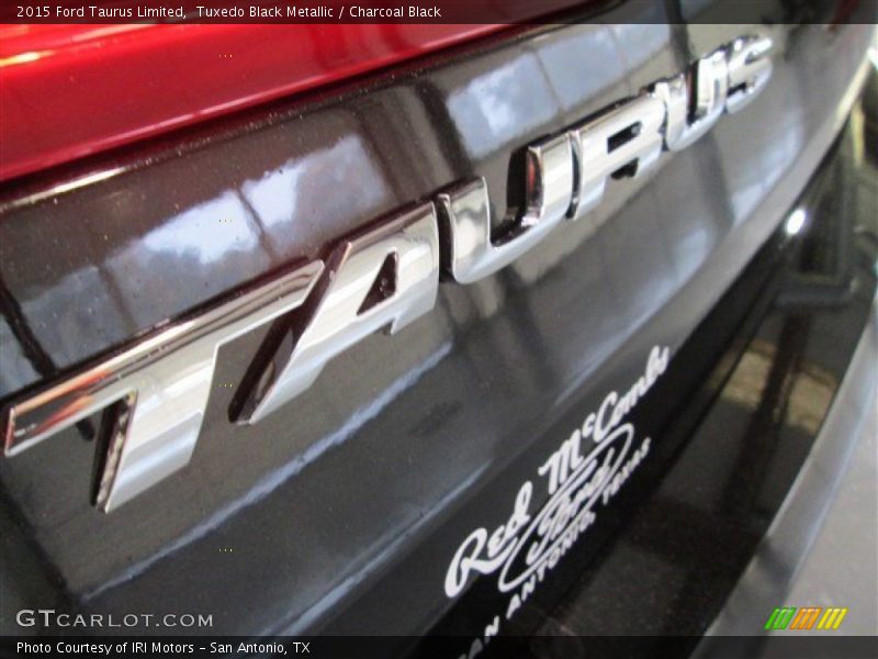 Tuxedo Black Metallic / Charcoal Black 2015 Ford Taurus Limited