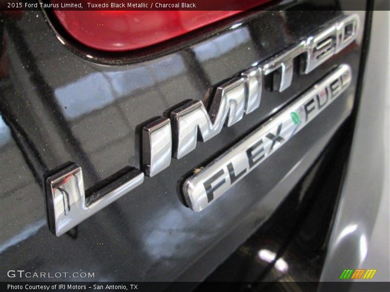 Tuxedo Black Metallic / Charcoal Black 2015 Ford Taurus Limited