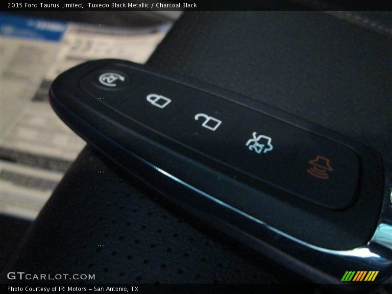 Tuxedo Black Metallic / Charcoal Black 2015 Ford Taurus Limited