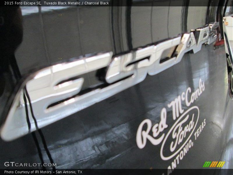 Tuxedo Black Metallic / Charcoal Black 2015 Ford Escape SE