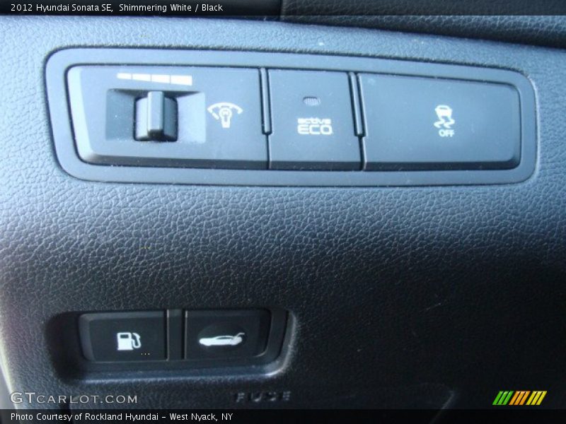 Shimmering White / Black 2012 Hyundai Sonata SE