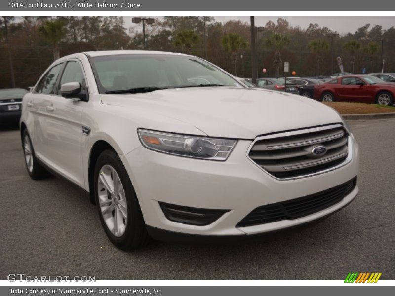 Front 3/4 View of 2014 Taurus SEL