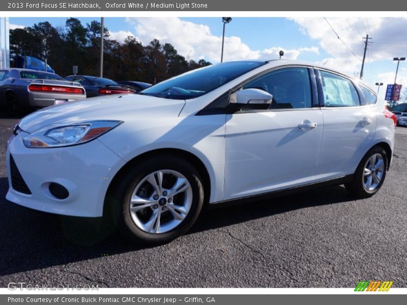 Oxford White / Medium Light Stone 2013 Ford Focus SE Hatchback