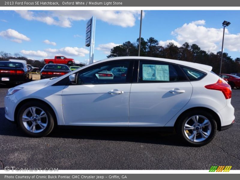 Oxford White / Medium Light Stone 2013 Ford Focus SE Hatchback