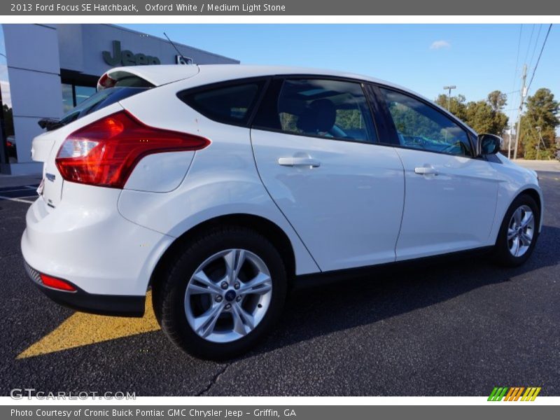 Oxford White / Medium Light Stone 2013 Ford Focus SE Hatchback