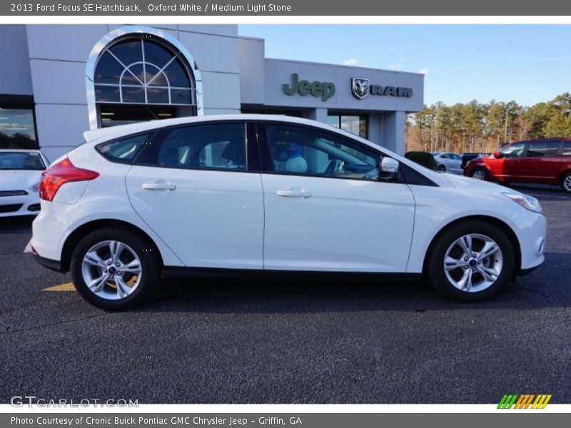 Oxford White / Medium Light Stone 2013 Ford Focus SE Hatchback