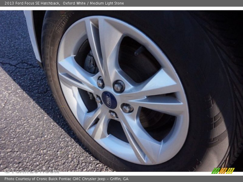 Oxford White / Medium Light Stone 2013 Ford Focus SE Hatchback