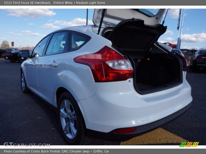 Oxford White / Medium Light Stone 2013 Ford Focus SE Hatchback
