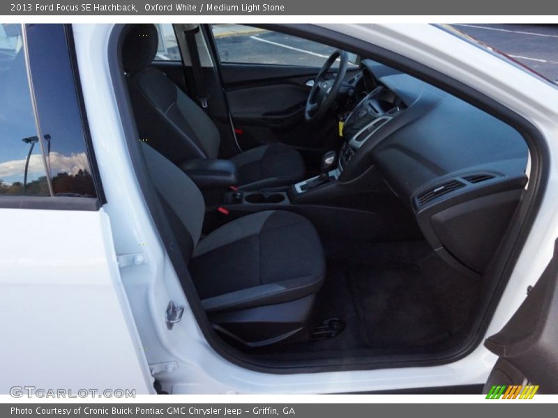 Oxford White / Medium Light Stone 2013 Ford Focus SE Hatchback