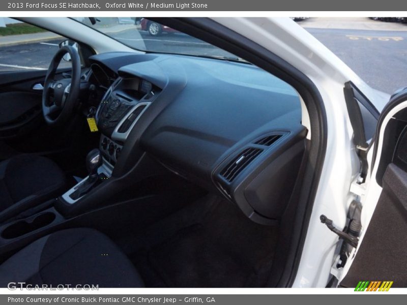 Oxford White / Medium Light Stone 2013 Ford Focus SE Hatchback