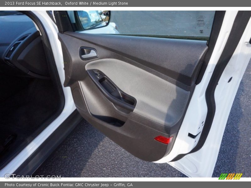 Oxford White / Medium Light Stone 2013 Ford Focus SE Hatchback