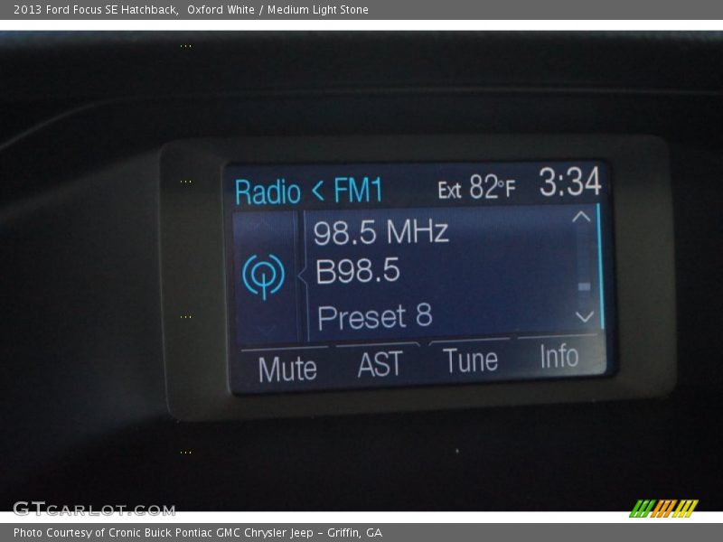 Oxford White / Medium Light Stone 2013 Ford Focus SE Hatchback