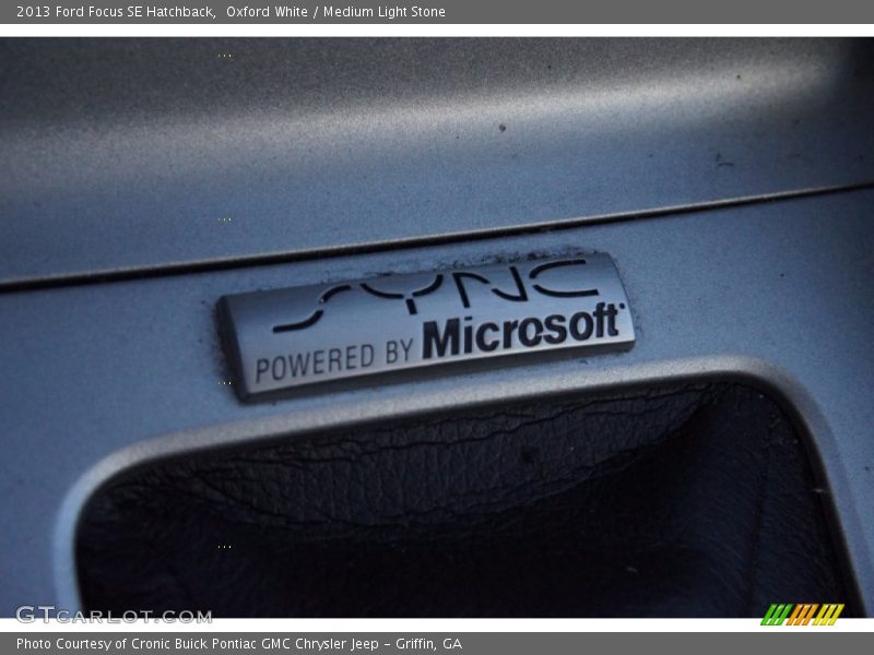 Oxford White / Medium Light Stone 2013 Ford Focus SE Hatchback