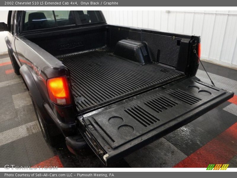 Onyx Black / Graphite 2002 Chevrolet S10 LS Extended Cab 4x4