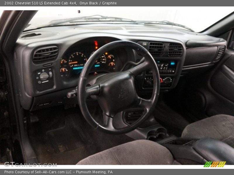Onyx Black / Graphite 2002 Chevrolet S10 LS Extended Cab 4x4