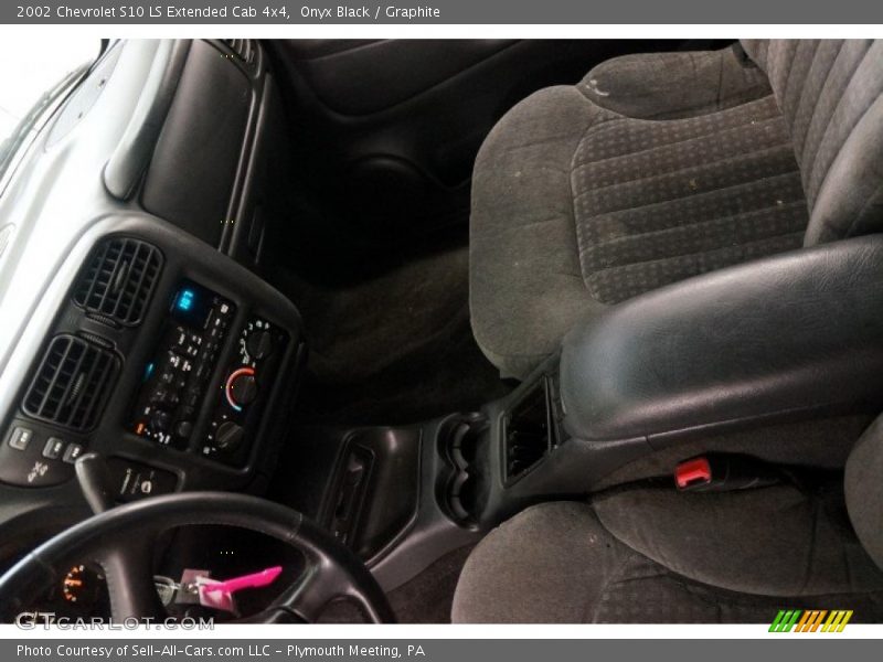 Onyx Black / Graphite 2002 Chevrolet S10 LS Extended Cab 4x4
