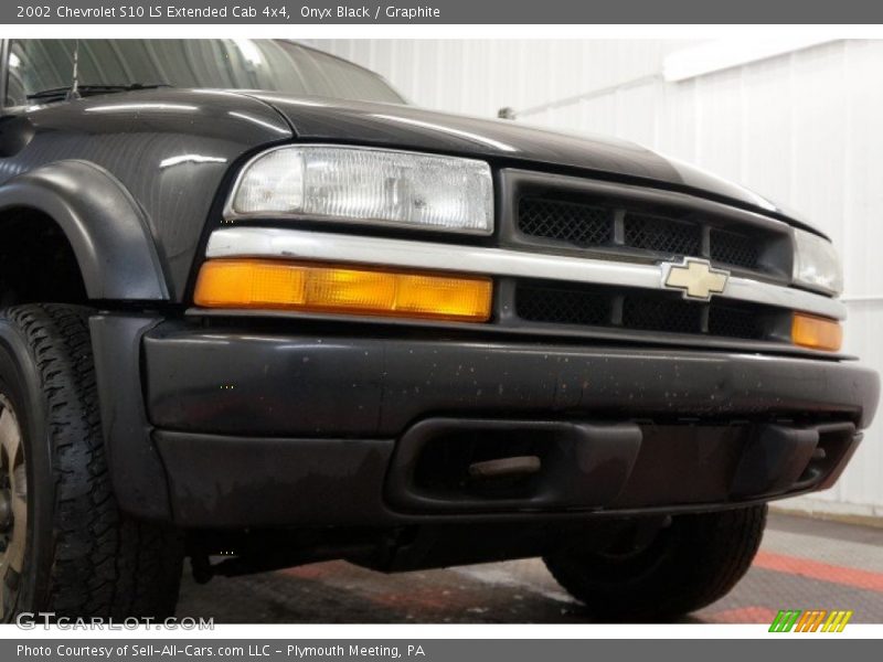 Onyx Black / Graphite 2002 Chevrolet S10 LS Extended Cab 4x4