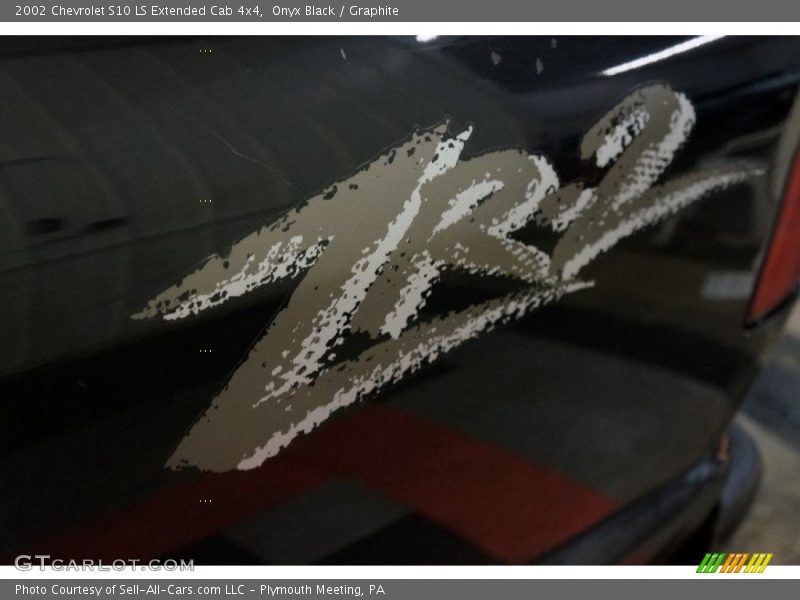 Onyx Black / Graphite 2002 Chevrolet S10 LS Extended Cab 4x4