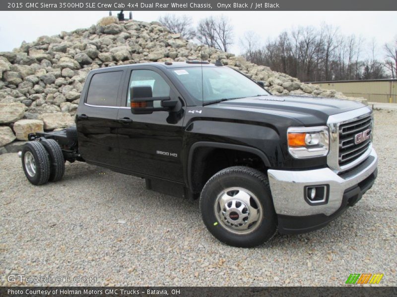 Front 3/4 View of 2015 Sierra 3500HD SLE Crew Cab 4x4 Dual Rear Wheel Chassis