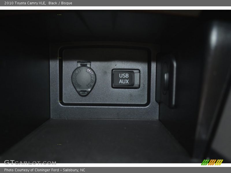 Black / Bisque 2010 Toyota Camry XLE
