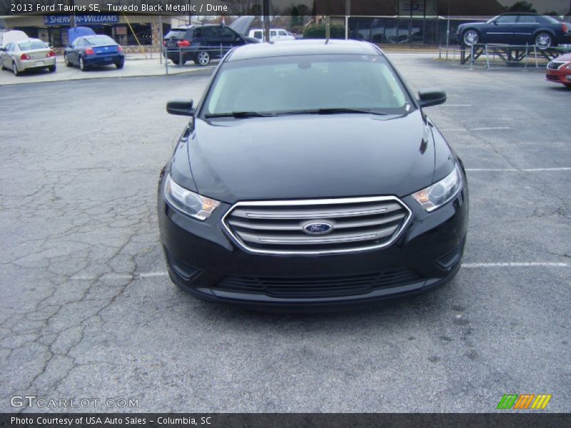 Tuxedo Black Metallic / Dune 2013 Ford Taurus SE