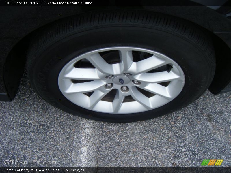 Tuxedo Black Metallic / Dune 2013 Ford Taurus SE