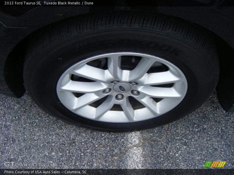 Tuxedo Black Metallic / Dune 2013 Ford Taurus SE