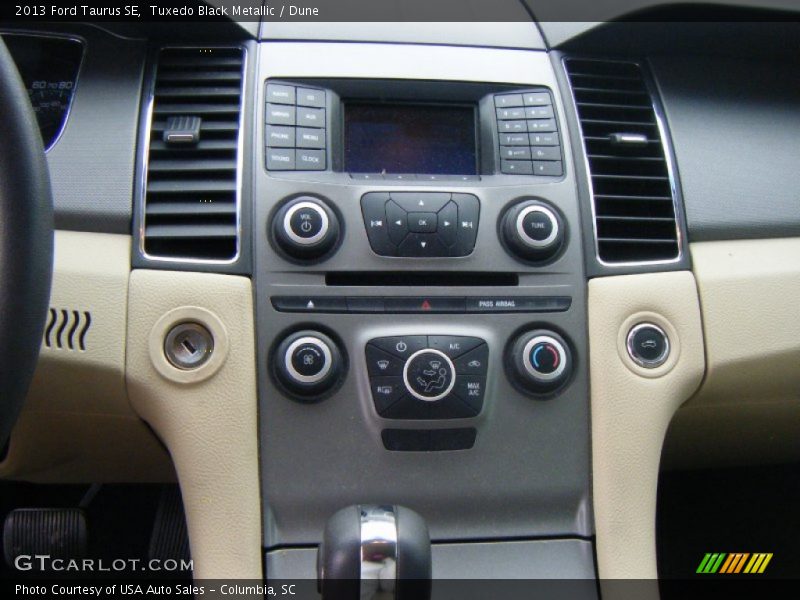 Tuxedo Black Metallic / Dune 2013 Ford Taurus SE