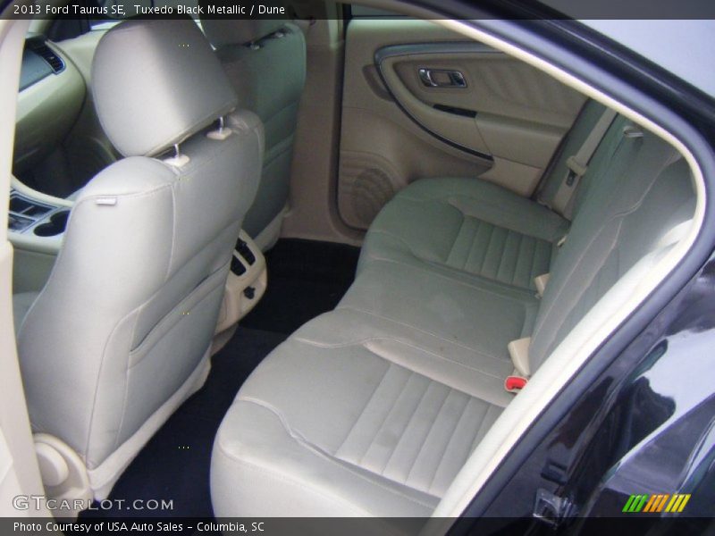 Tuxedo Black Metallic / Dune 2013 Ford Taurus SE