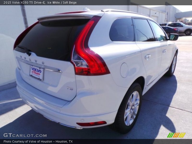 Ice White / Soft Beige 2015 Volvo XC60 T5 Drive-E