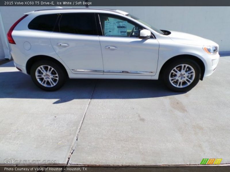 Ice White / Soft Beige 2015 Volvo XC60 T5 Drive-E