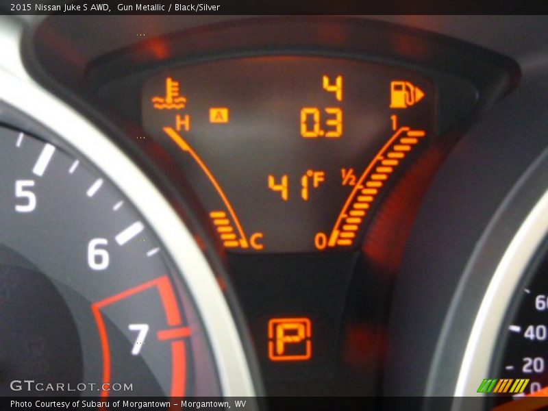 Gun Metallic / Black/Silver 2015 Nissan Juke S AWD