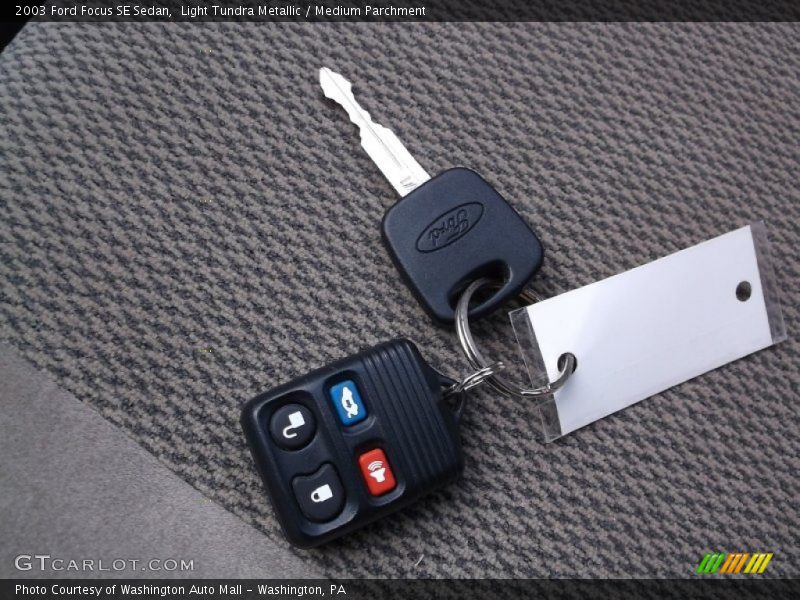 Light Tundra Metallic / Medium Parchment 2003 Ford Focus SE Sedan