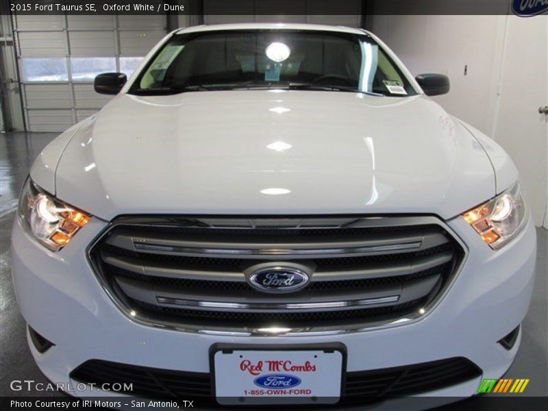 Oxford White / Dune 2015 Ford Taurus SE