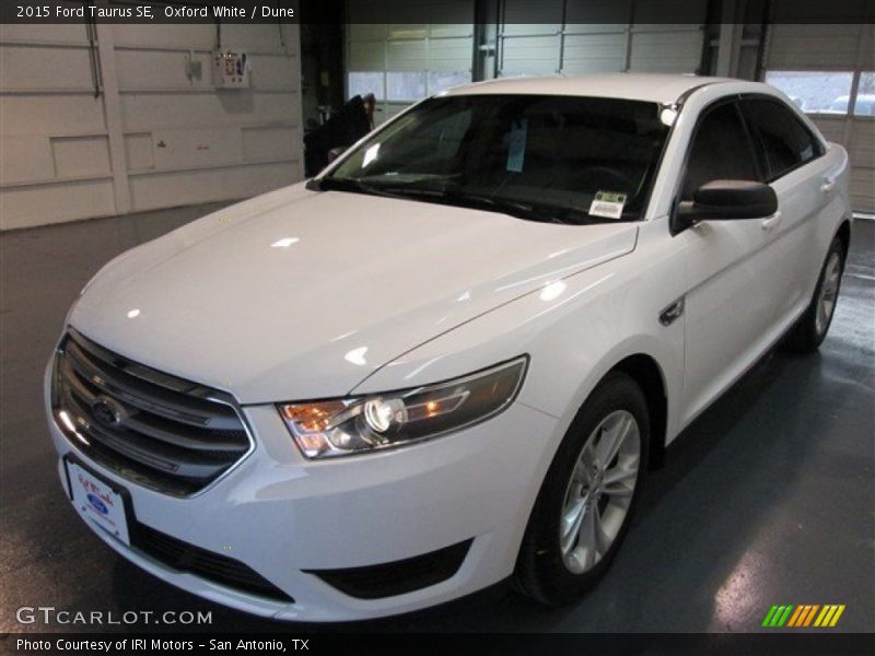 Oxford White / Dune 2015 Ford Taurus SE