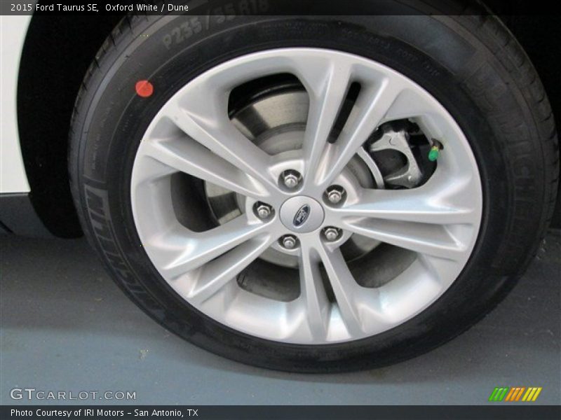 Oxford White / Dune 2015 Ford Taurus SE