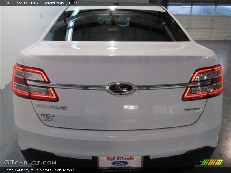 Oxford White / Dune 2015 Ford Taurus SE