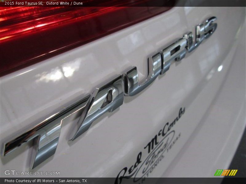 Oxford White / Dune 2015 Ford Taurus SE