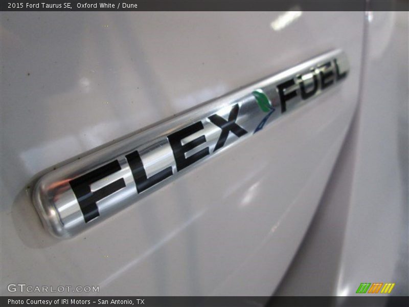 Oxford White / Dune 2015 Ford Taurus SE
