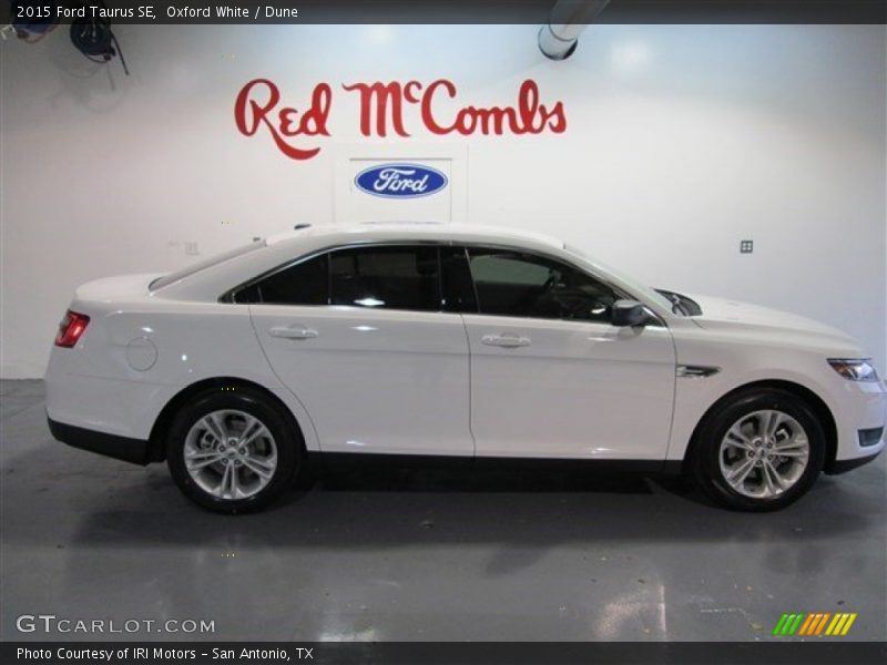 Oxford White / Dune 2015 Ford Taurus SE