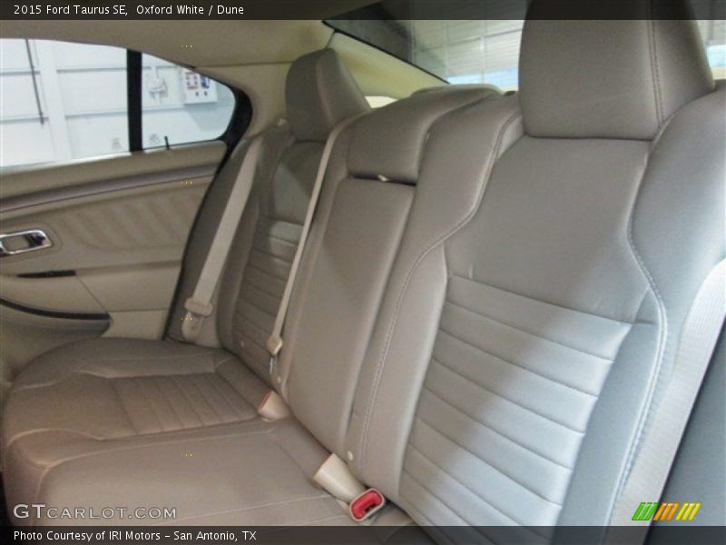 Oxford White / Dune 2015 Ford Taurus SE