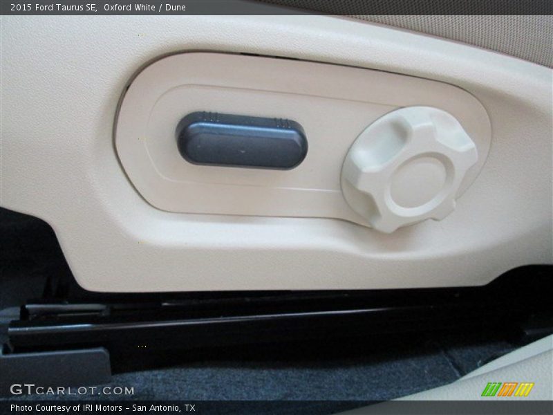 Oxford White / Dune 2015 Ford Taurus SE