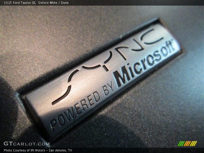 Oxford White / Dune 2015 Ford Taurus SE