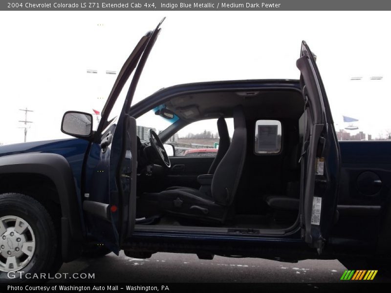 Indigo Blue Metallic / Medium Dark Pewter 2004 Chevrolet Colorado LS Z71 Extended Cab 4x4