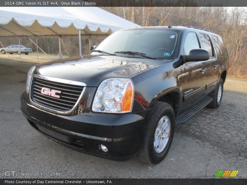 Front 3/4 View of 2014 Yukon XL SLT 4x4