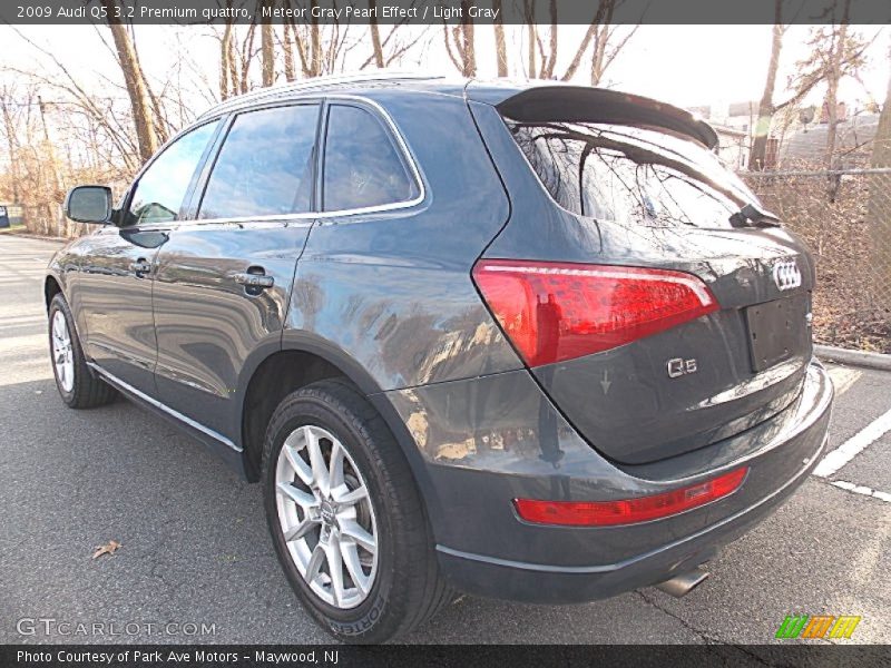 Meteor Gray Pearl Effect / Light Gray 2009 Audi Q5 3.2 Premium quattro