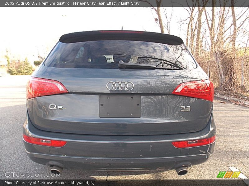 Meteor Gray Pearl Effect / Light Gray 2009 Audi Q5 3.2 Premium quattro